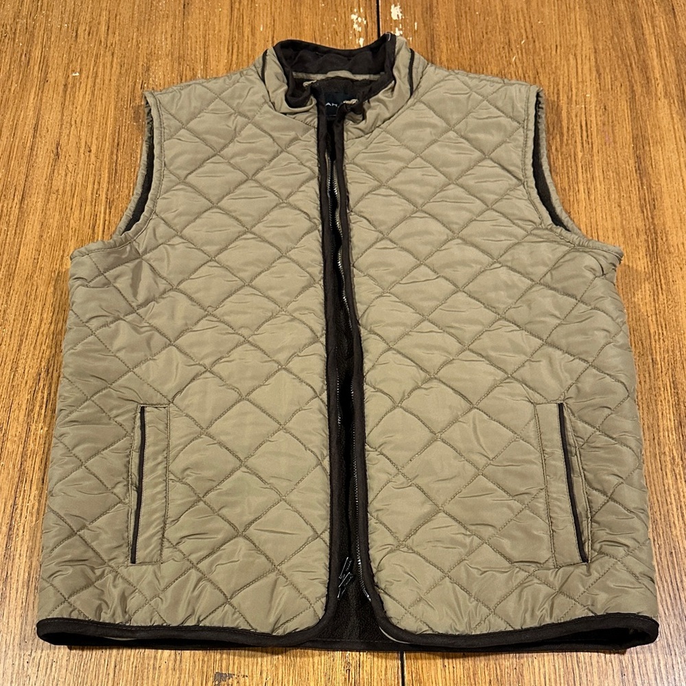 TAHARI Men’s Brown Quilted Vest